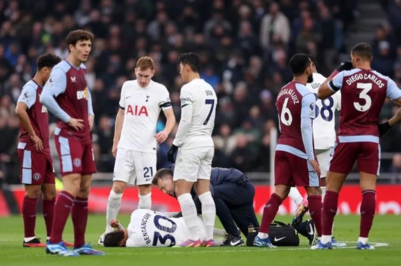 Tottenham vốn có đội hình mỏng nay càng kiệt quệ vì khủng hoảng chấn thương. Tottenham vốn có đội hình mỏng nay càng kiệt quệ vì khủng hoảng chấn thương.