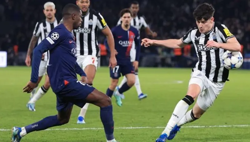 Bóng đã bật vào ngực hậu vệ Tino Livramento trước khi văng lên trúng tay cầu thủ này.