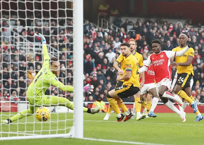 Arsenal thắng 2-1 trước Wolves trên sân nhà để gia tăng cách biệt thành 4 điểm ở ngôi đầu.