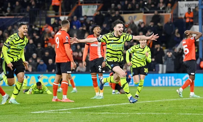 Declan Rice ghi bàn phút 90+7 ấn định chiến thắng kịch tính 4-3 cho Arsenal trước chủ nhà Luton Town.