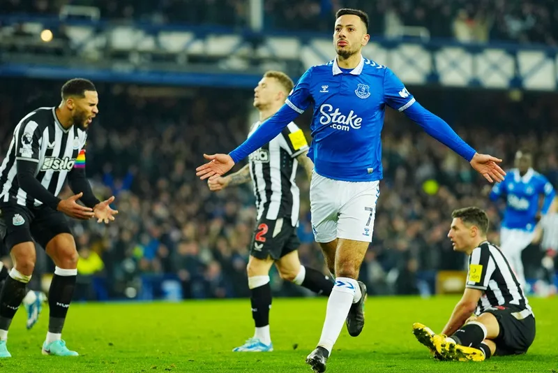 Everton đánh bại Newcastle 3-0 và thoát khỏi khu vực xuống hạng. everton-131.jpg
