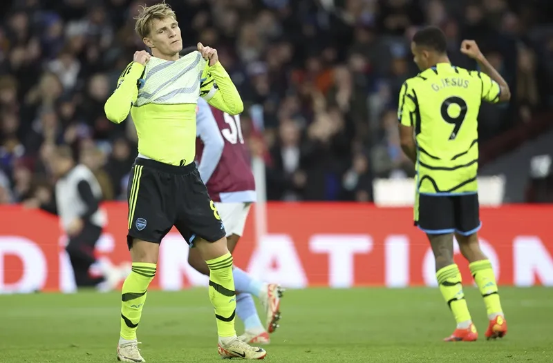 Arsenal thất bại đáng tiếc và không thể giành lại vị trí đầu bảng từ tay Liverpool. aston-villa2-7687.jpg