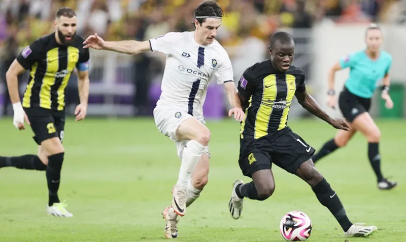 Các ngôi sao N'Golo Kante và Karim Benzema đã giúp Al Ittihad dễ dàng vào vòng 2.
