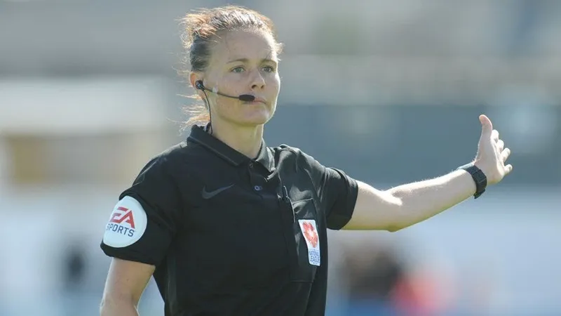 Rebecca Welch trở thành nữ trọng tài đầu tiên bắt chính ở một trận đấu Premier League.