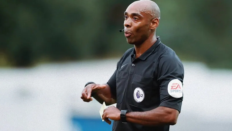 Sam Allison trở thành trọng tài da đen đầu tiên bắt chính ở Premier League sau 15 năm. sam-allison-8036.jpg