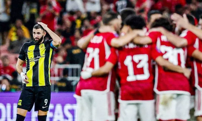 Karim Benzema sút hỏng phạt đền góp phần khiến Al Ittihad bị loại sớm.