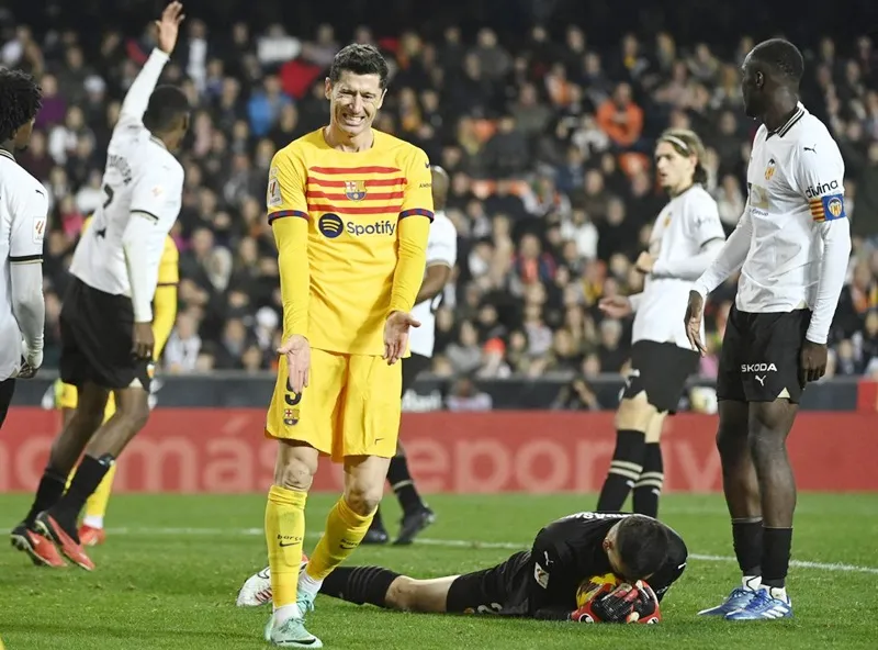 Barcelona hoang phí cơ hội nên hòa 1-1 trên sân Valencia và có 3 trận liên tiếp không thắng.