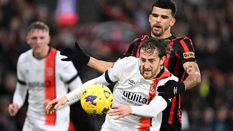 Tom Lockyer thi đấu trước khi đột quỵ ở phút 58 trận đấu tại Bournemouth hôm thứ Bảy.