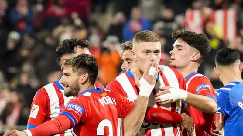 Girona thắng áp đảo 3-0 trước Alaves để vượt qua Real Madrid giành lại vị trí đầu bảng.