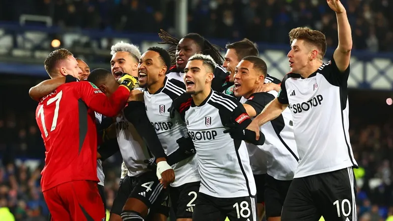Fulham cũng cần một loạt sút luân lưu để đánh bại Everton. everton-6849.jpg