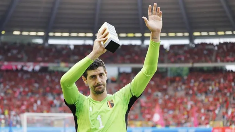 Thibaut Courtois lộ rõ thất vọng trong ngày vinh danh cột mốc 100 trận khoác áo tuyển Bỉ.