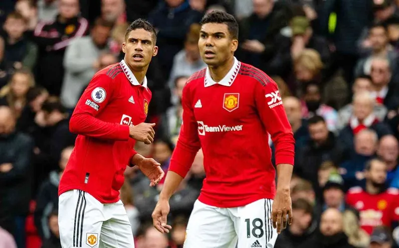 HLV Erik ten Hag không để trung vệ Raphael Varane và tiền vệ trung tâm Casemiro ra đi.