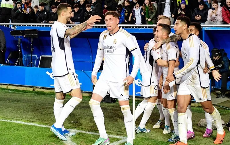 Lucas Vazquez ghi bàn ở phút bù giờ thứ 2 giúp Real Madrid thắng nhọc nhằn 1-0 tại Alaves.