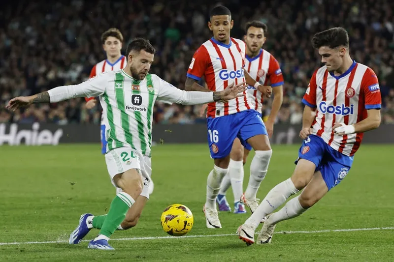 Girona để thủng lưới bàn gỡ hòa muộn trong trận hòa 1-1 trên sân Real Betis. real-betis-9521.jpg