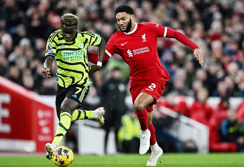 Trung vệ Joe Gomez thuận chân phải nhiều khả năng sẽ đá ở vị trí hậu vệ trái. liverpool1-993.jpg