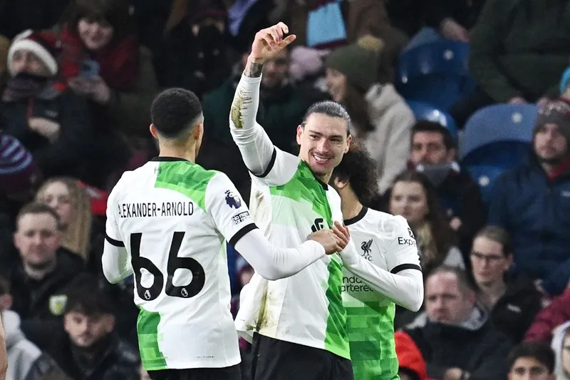 Darwin Nunez ghi bàn giúp Liverpool giành chiến thắng 2-0 trước chủ nhà Burnley.