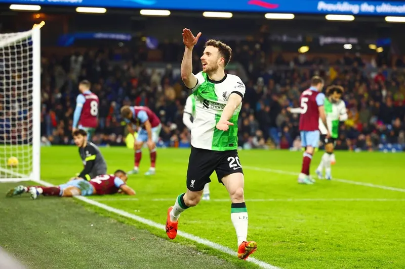 Diogo Jota ấn định tỷ số 2-0 đưa Liverpool trở lại vị trí dẫn đầu Premier League. liverpool1-5632.jpg