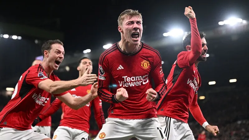 Rasmus Hojlund ghi bàn ở Premier League để giúp Man.United thắng ngược Aston Villa 3-2.
