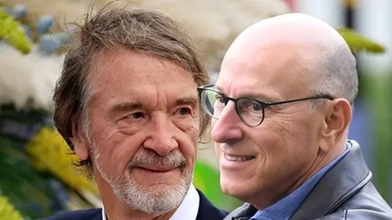 Sir Jim Ratcliffe (trái) và Sir Dave Brailsford là 2 nhân tố được mong chờ sẽ đưa Man.United trở lại.