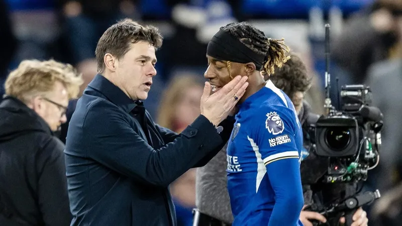 HLV Mauricio Pochettino thách thức cầu thủ Chelsea noi gương người hùng Noni Madueke.