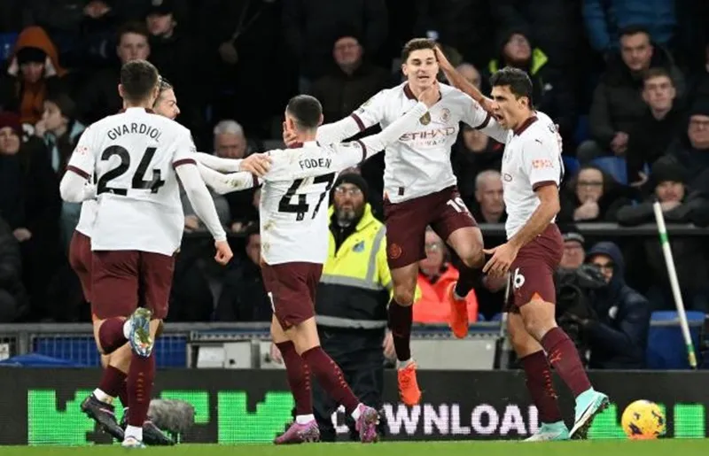 Man.City lấy cảm hứng từ huy hiệu vô địch thế giới để ngược dòng thắng 3-1 tại Everton.