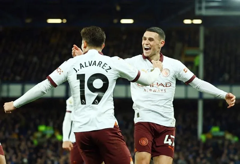 Phil Foden tiếp tục ghi bàn vào mành lưới ưa thích Everton.