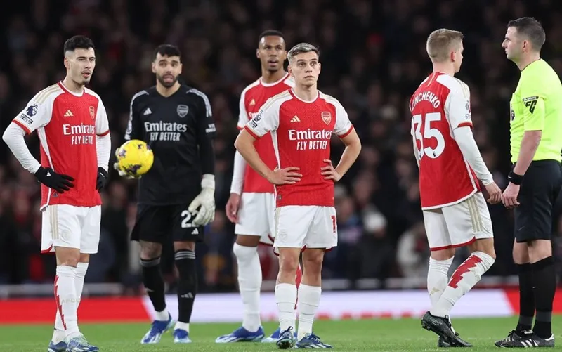 Arsenal không thể trở lại ngôi đầu bảng sau trận thua 0-2 trên sân nhà trước West Ham.