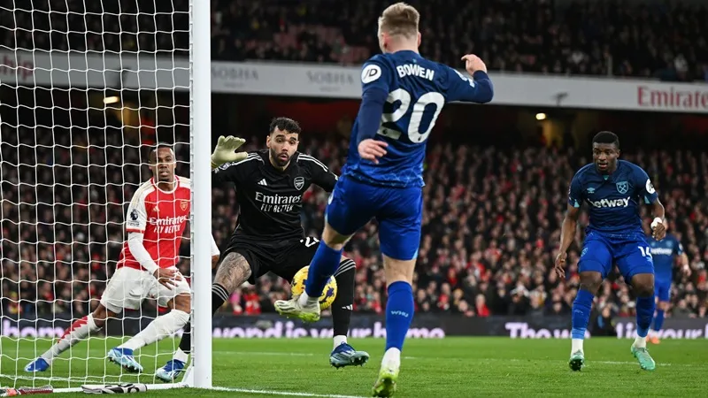 Tình huống tranh cãi khi Jarrod Bowen chuyền bóng trở lại vòng cấm để Tomas Soucek mở tỷ số. arsenal-9658.jpg