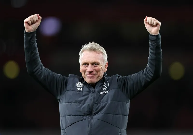 HLV David Moyes vui mừng sau khi West Ham thắng 2-0 tại Arsenal.