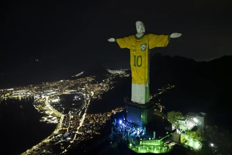 Hình ảnh chiếc áo đấu nổi tiếng của tuyển Brazil có tên Pele và số 10 được chiếu lên tượng Chúa Kitô Cứu Thế ở Rio de Janeiro.