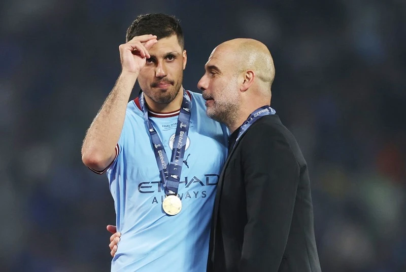 Rodri và khoảnh khắc cùng HLV Pep Guardiola sau khi họ là nhà vô địch châu Âu ở Istanbul.