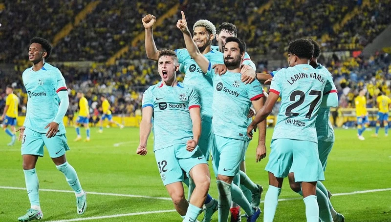 Ilkay Gundogan ghi bàn từ quả phạt đền ở phút bù giờ giúp Barcelona cần đến thắng 2-1 trên sân Las Palmas.