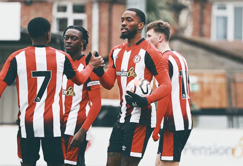 Ivan Toney ghi hat-trick trong trận giao hữu của Brentford và rất sẵn sàng trở lại sau 8 tháng treo giò vì đánh bạc.