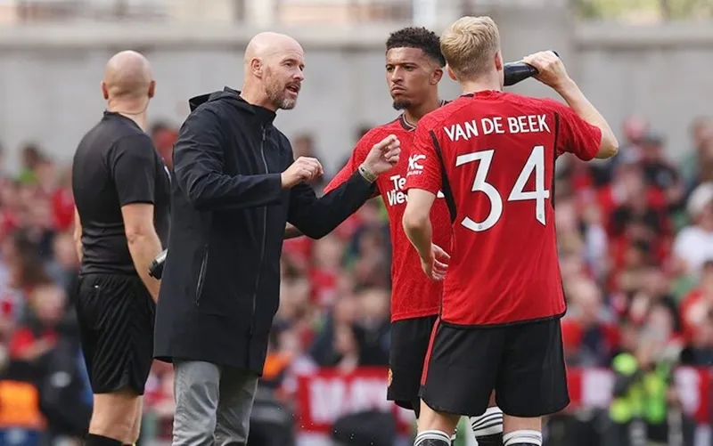 HLV Erik ten Hag tin rằng Jadon Sancho và Donny van de Beek không thể vượt qua áp lực khi khoác áo Man.United.