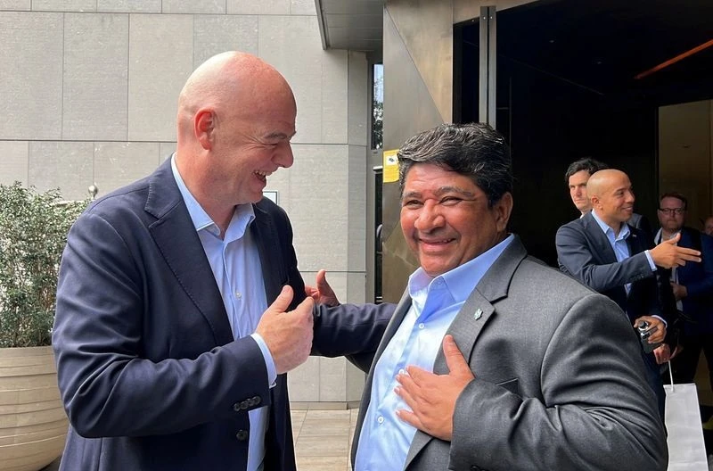 Ông Ednaldo Rodrigues bên cạnh Chủ tịch FIFA Gianni Infantino.