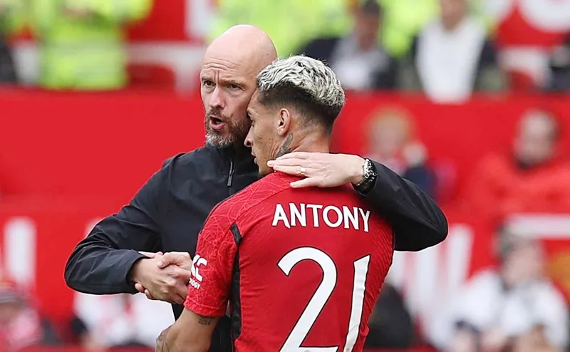 HLV Erik ten Hag tin rằng Antony sa sút là vì ảnh hưởng bởi các vấn đề bên ngoài sân.