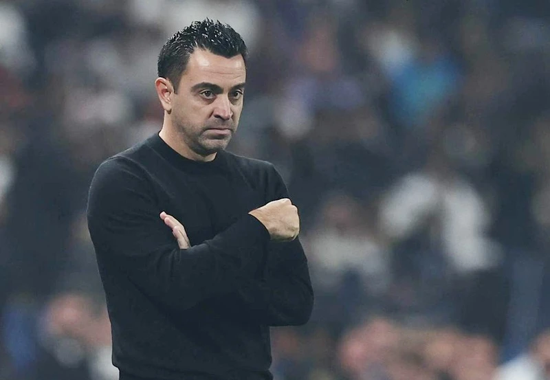 HLV Xavi Hernandez đang đối mặt với nguy cơ về một phòng thay đồ bất ổn.