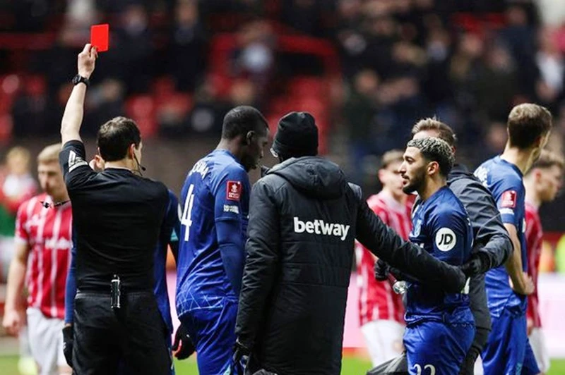 West Ham thua 0-1 trước đội hạng hai Bristol City sau khi Said Benrahma nhận thẻ đỏ.