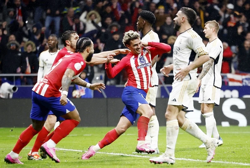 Atletico Madrid phục thù ngoạn mục Real Madrid khi đánh bại kình địch 4-2 để lọt vào tứ kết Cúp Nhà Vua.