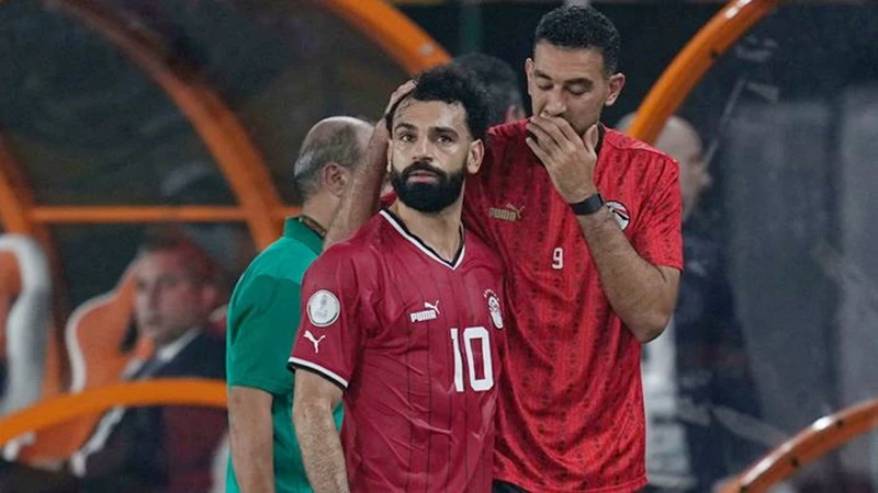 Tiền đạo Mohamed Salah phải rời sân vì chấn thương vào cuối hiệp một.