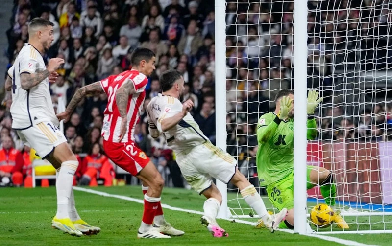 Dani Carvajal ghi bàn phút bù giờ thứ 9 ấn định chiến thắng 3-2 cho Real Madrid.