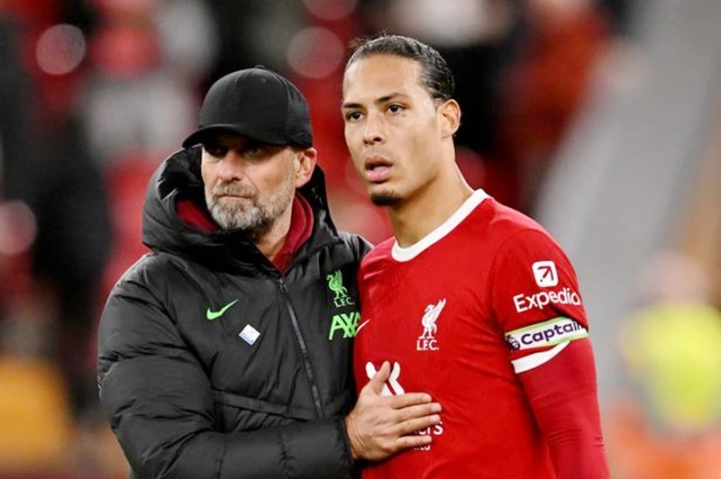 Virgil van Dijk thừa nhận cầu thủ khó khăn đón nhận thông báo gây sốc của HLV Jurgen Klopp.