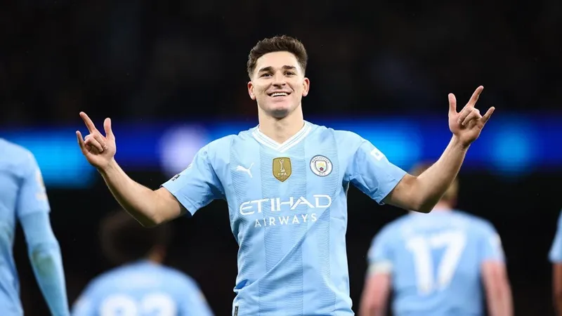 HLV Guardiola khẳng định Julian Alvarez rất quan trọng dù Erling Haaland và Kevin De Bruyne trở lại. julian-alvarez-6217.jpg