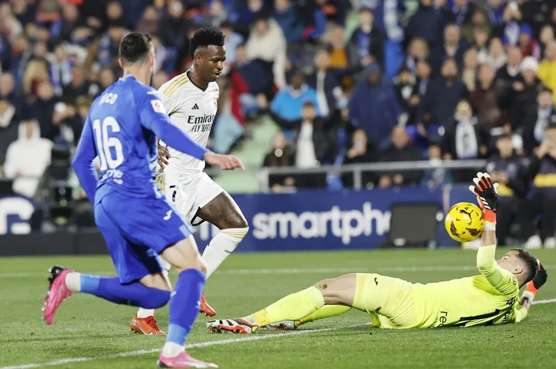 Vinicius Junior đã bỏ lỡ một số cơ hội rõ ràng trong các tình huống một đối một trong hiệp hai. joselu-1-2636.jpg