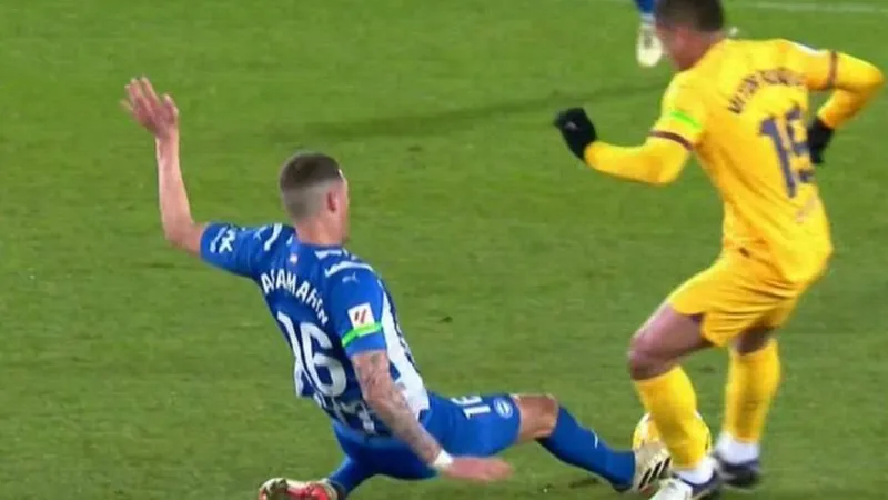 Vitor Roque đơn giản chỉ nhảy lên để tránh cú tắc bóng của Rafa Marin. alaves-8316.jpg