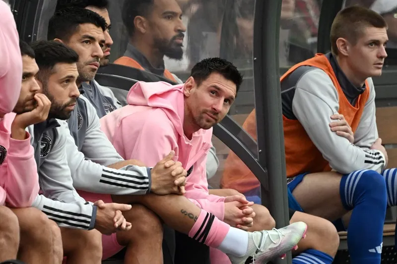 Khán giả Hồng Kông tức giận yêu cầu ban tổ chức hoàn tiền vé vì Lionel Messi lỡ trận giao hữu.