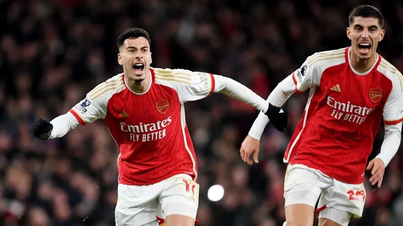 Arsenal nỗ lực giành chức vô địch Premier League đầu tiên của kể từ năm 2004. arsenal-123.jpg
