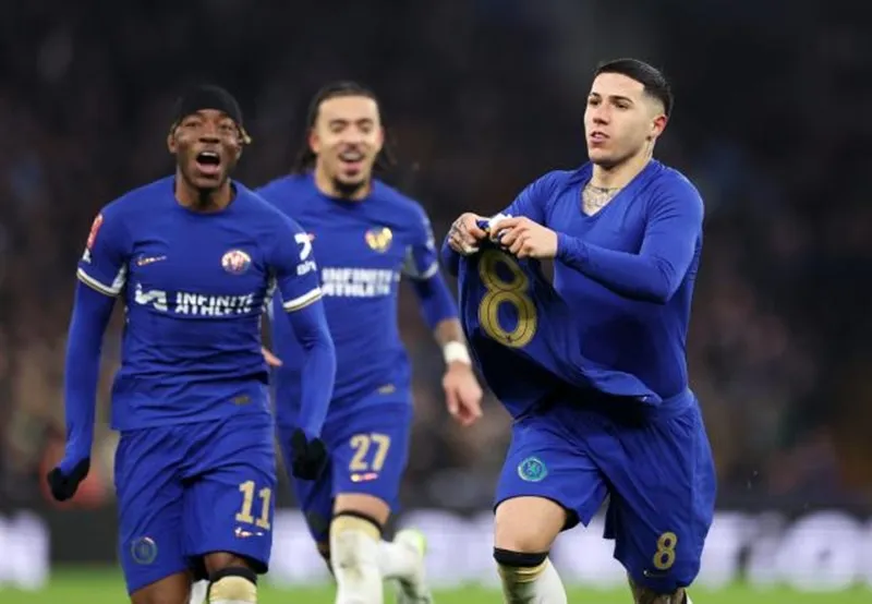 Enzo Fernandez tô điểm cho chiến thắng bằng một quả đá phạt tuyệt vời ở phút 54. chelsea-6957.jpg