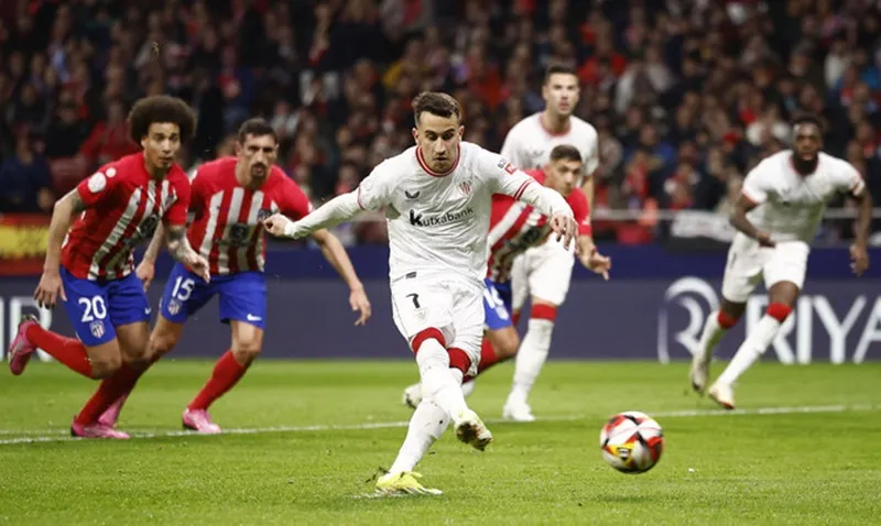 Alex Berenguer sút thắng quả phạt đền giúp Bilbao thắng Atletico 1-0 ở lượt đi bán kết Cúp Nhà Vua.