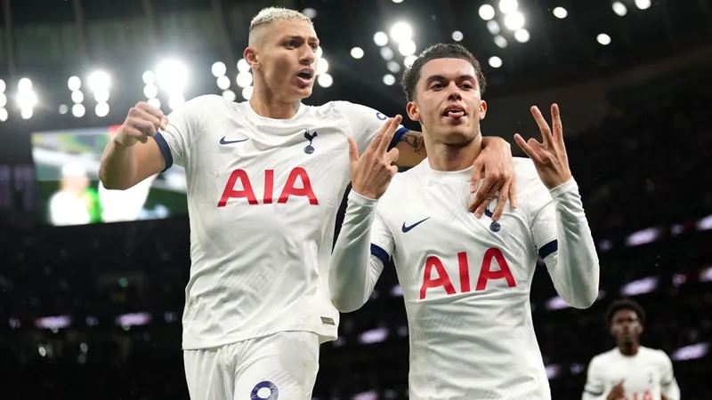 Brennan Johnson ghi bàn ở phút bù giờ thứ 6 giúp Tottenham thắng Brighton 2-1 và trở lại tốp 4.